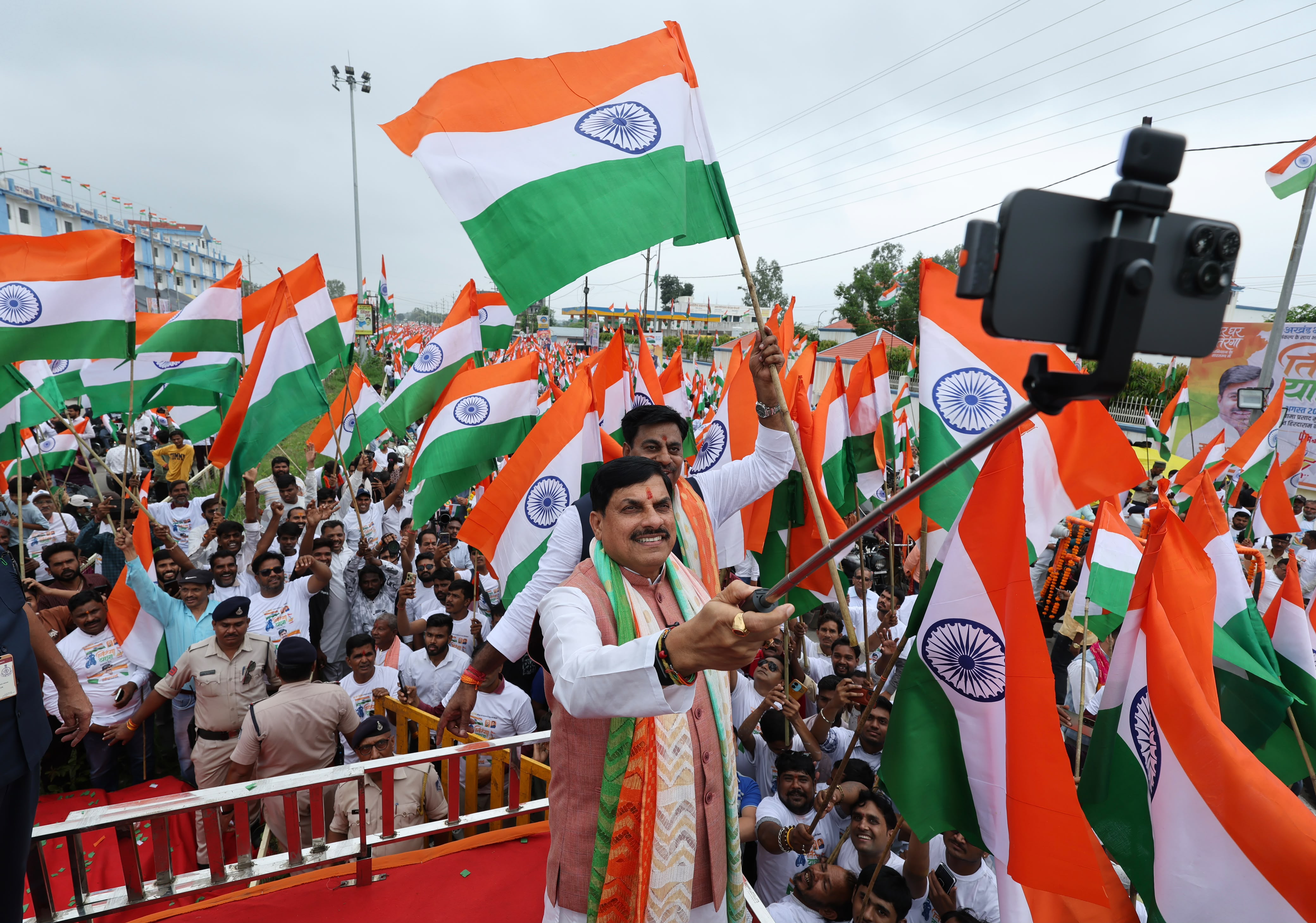 प्रदेश की सबसे बड़ी तिरंगा यात्रा को सीएम डॉ. मोहन ने दिखाई हरी झंडी, कहा- युवा वर्ष के रूप में मनाया जाएगा 2027