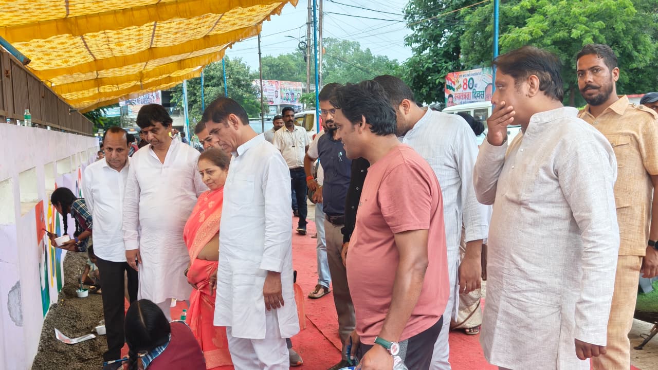 हर घर तिरंगा अभियान अंतर्गत विद्यार्थियों ने की आकर्षक वॉल पेंटिंग